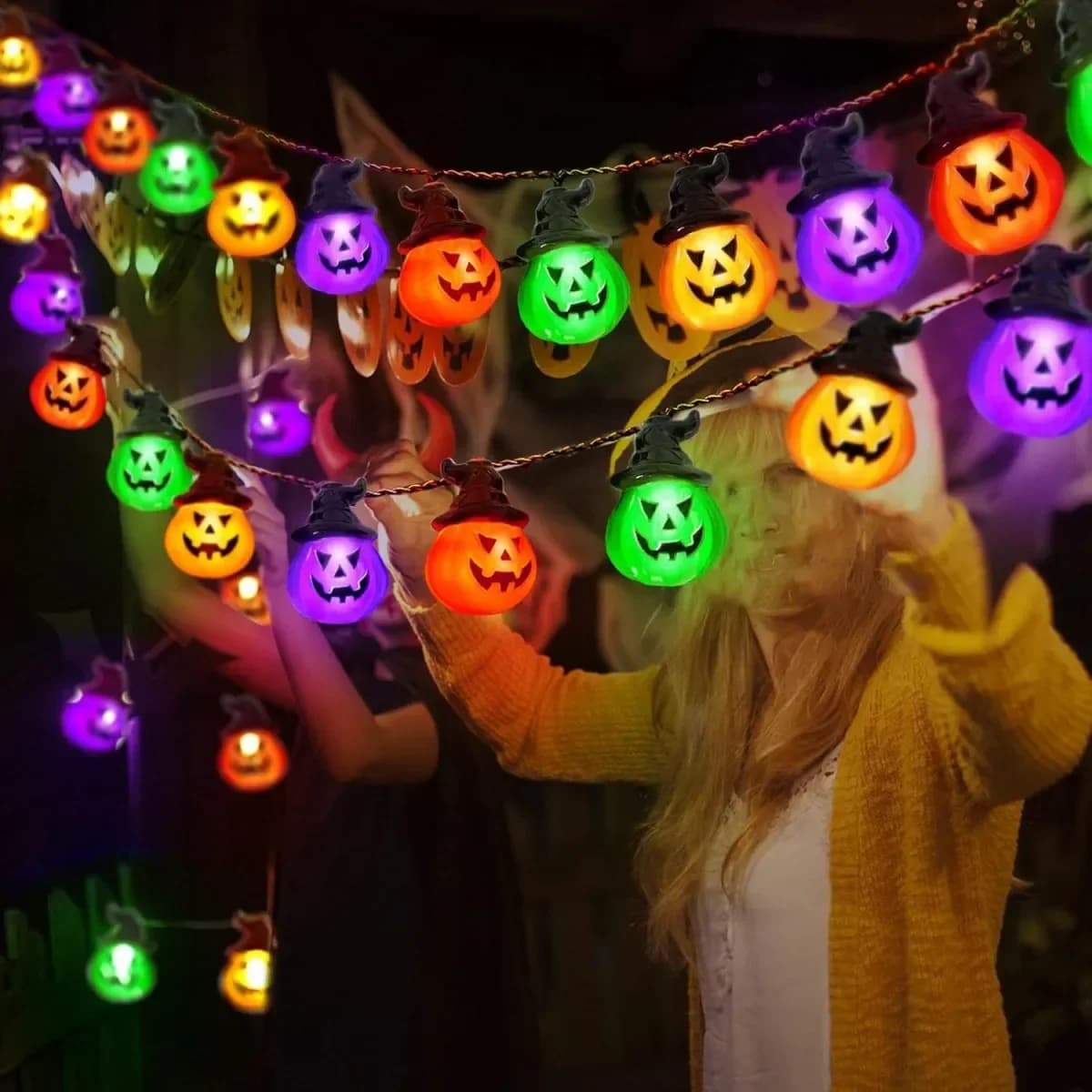Többszínű, facettált LED tökfény Witch kalapokkal és szellemekkel